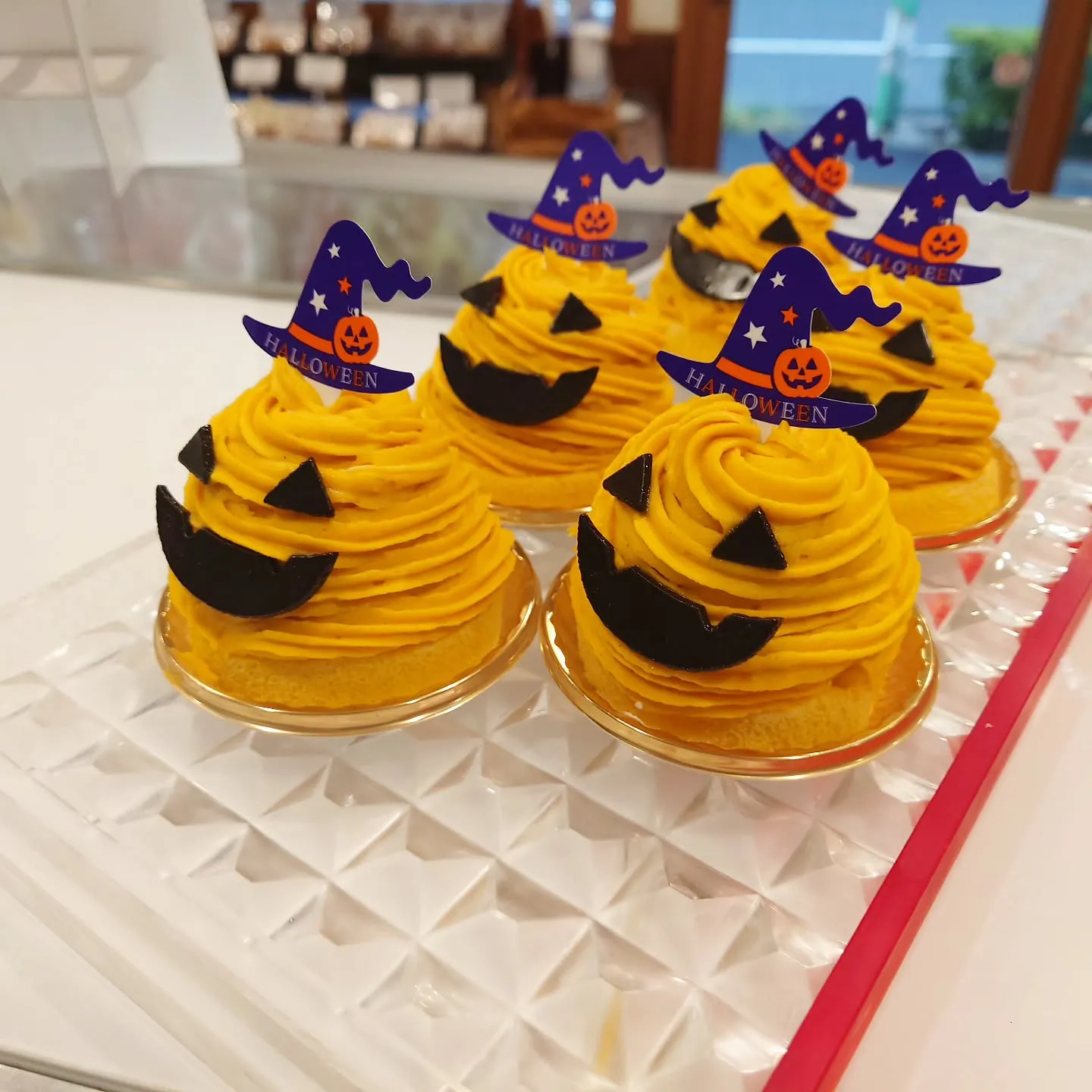 ハロウィン限定ケーキがショーケースに並びました✨