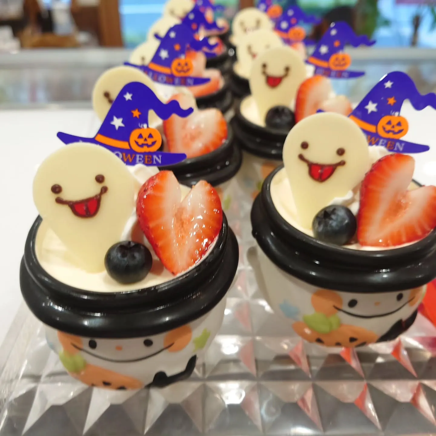 ハロウィン限定ケーキがショーケースに並びました✨